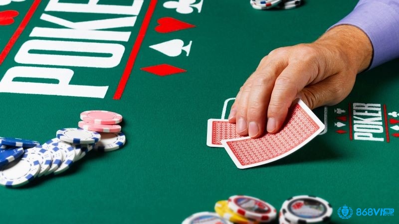 Sử dụng phương pháp bluff là gì trong poker thì cũng cần phải quan sát đối thủ thật kỹ